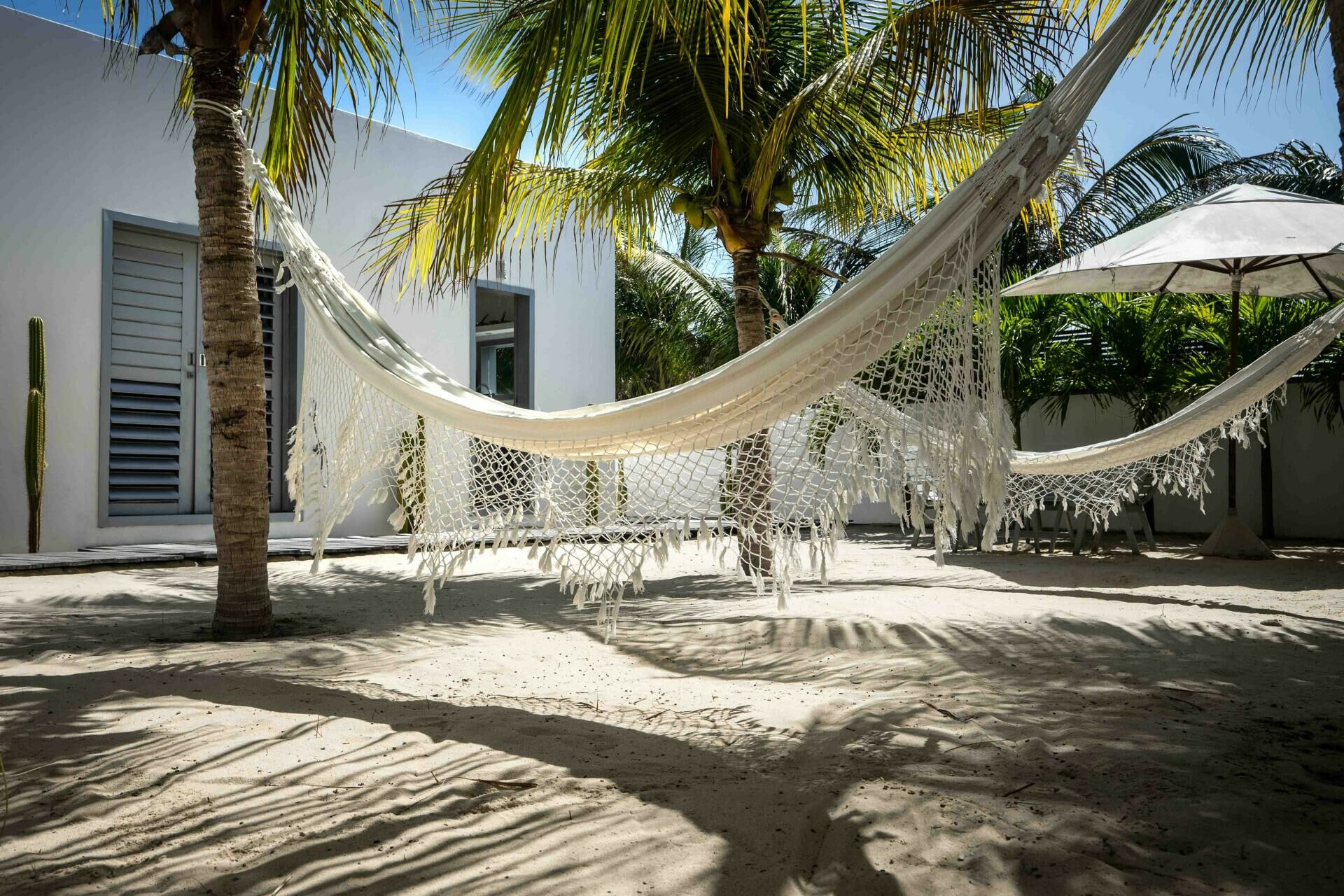 Imagem de Casa contemporânea frente ao mar, no Pontal do Maceió